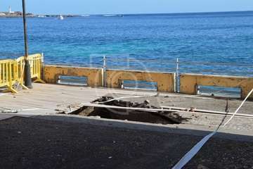 Socavón peligroso en el extremo sur de la avenida marítima de Salinetas (Foto TA)